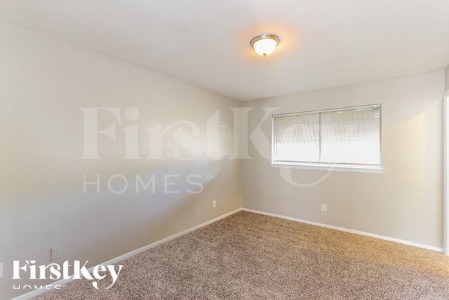 Building Photo - 7847 Robincreek Dr