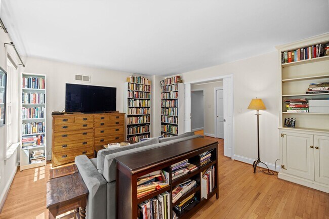 Building Photo - Foggy Bottom Home | 3 Bed | 2.5 Bath | 2,050 Sf | Large Private Patio
