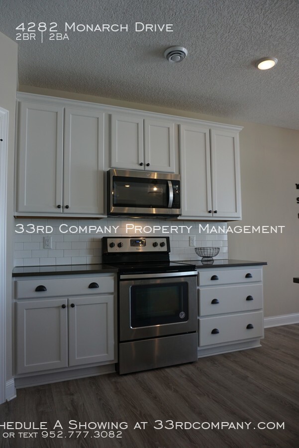 Building Photo - Easy Living, One-Level Woodbury Villa!