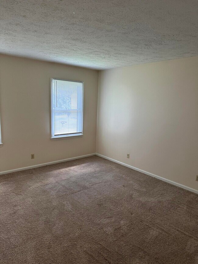 Building Photo - 165 Landings Dr