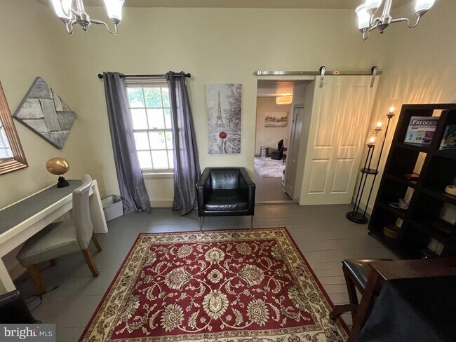 Building Photo - 509 S Market St