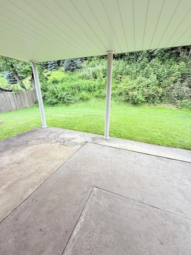Building Photo - Spacious 3-Bedroom 1.5 - bathroom Home for Rent