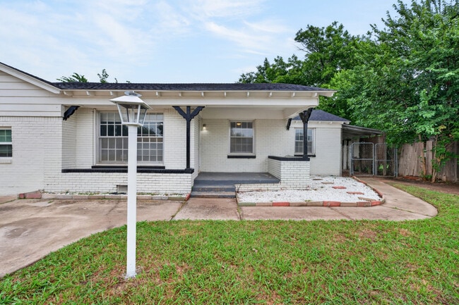 Building Photo - 3208 N Roff Ave