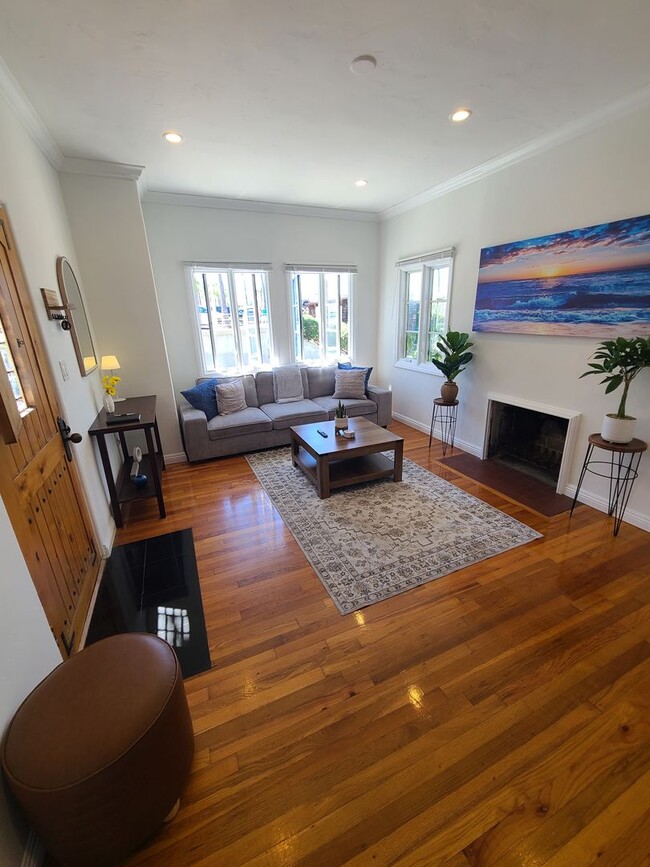 Building Photo - Charming 2 Bed 1 bath "fully furnished mon...