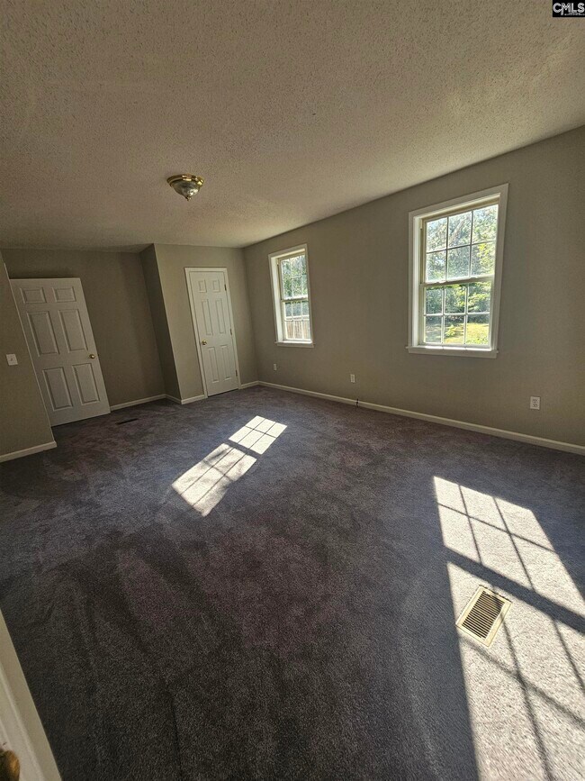 Building Photo - 117 E Woods Ct