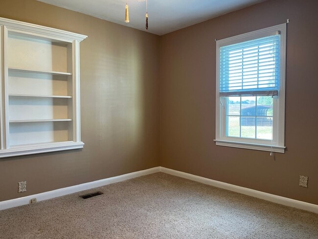Building Photo - Available Now: 3/2 in Woodruff!