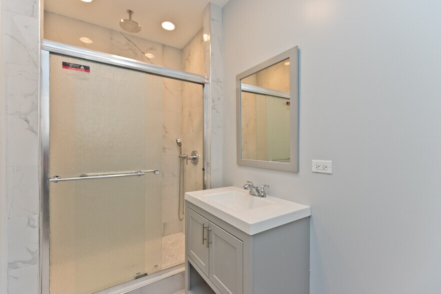 Primary Photo - 3324 W Diversey Ave