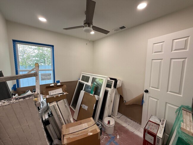 Building Photo - BRAND NEW REMODEL (2026) - Large 9 Bedroom House on Faber