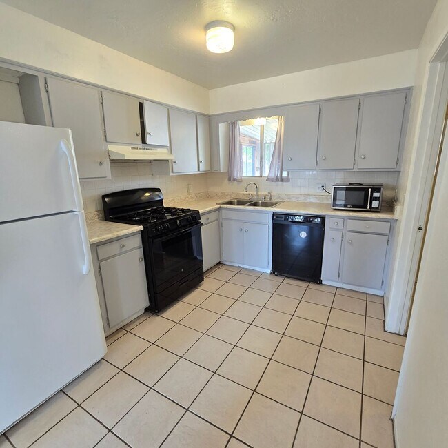 Building Photo - 701 W Soto St