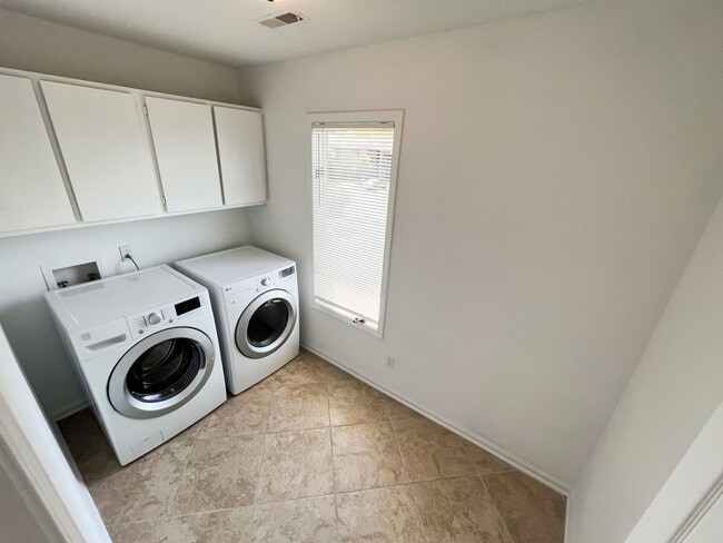 Building Photo - Beautiful 3-story 2 bedroom, 2 1/2 bathroom townhome in Winston Salem