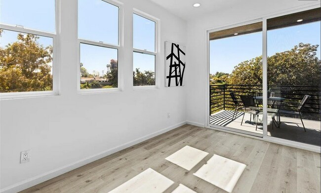 Building Photo - Modern 2 Bed, 2 Bath Bay Park Gem with Exp...