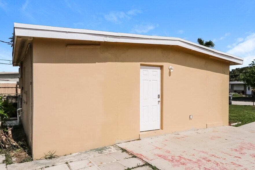 Building Photo - 5641 Honeysuckle Dr
