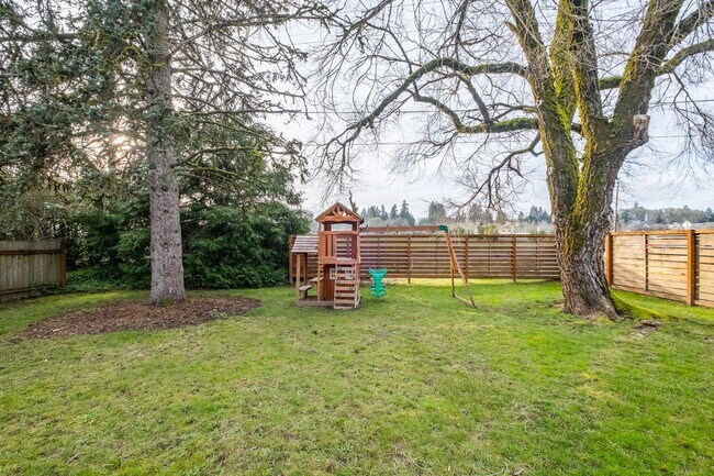 Building Photo - Charming 3-Bed 2 Bath Home with Spectacula...