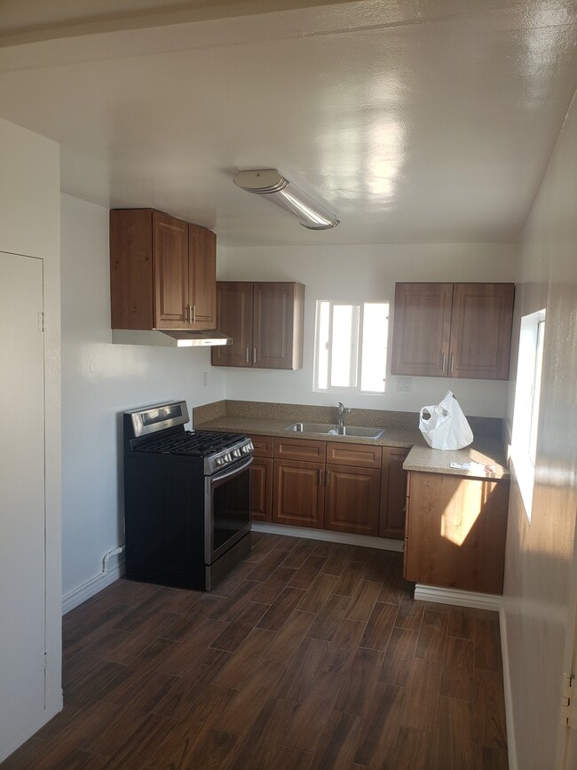 Building Photo - 731 E Providencia Ave