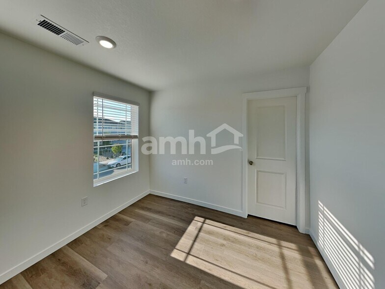 Building Photo - 26107 E Calhoun Pl