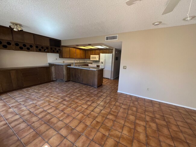 Building Photo - 2155 S 14th Ave