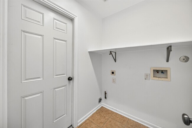 Building Photo - 12807 Canyon Echo Dr