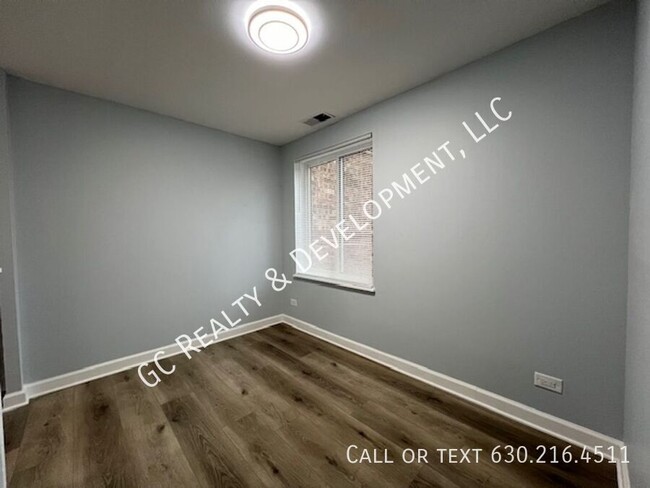 Building Photo - ***2 FREE WEEKS OF RENT! RENOVATED 2 BDRM ...