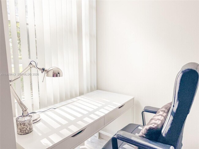 Building Photo - 3301 N Country Club Dr