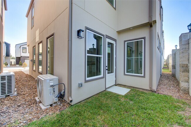 Building Photo - 2922 El Fenice Ln