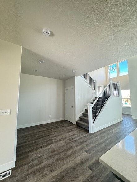Dining area, open design - 1625 W Talus Ridge Dr