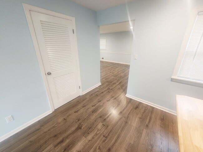 Building Photo - Beautiful 3 bedroom 2 full bath with garag...
