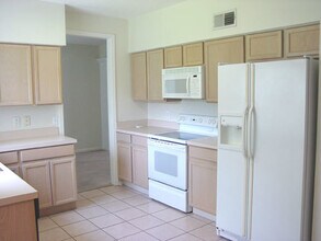 Building Photo - Spacious 4 Bedroom, 2.5 Bath Home in Hunti...