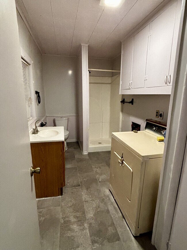 Building Photo - 1116 E Academy St