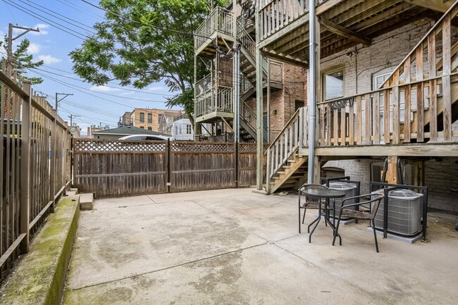 Building Photo - 1114 N Wolcott Ave