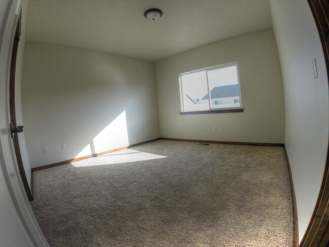 Building Photo - 2 Story in The Landings!