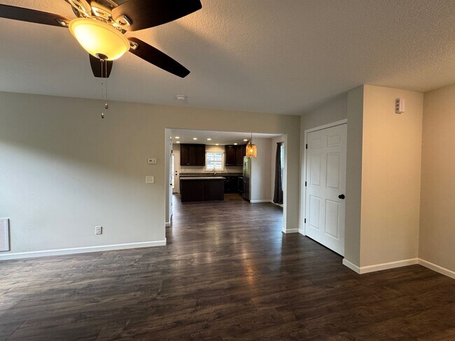 Building Photo - Oakley - Modern Three Bedroom