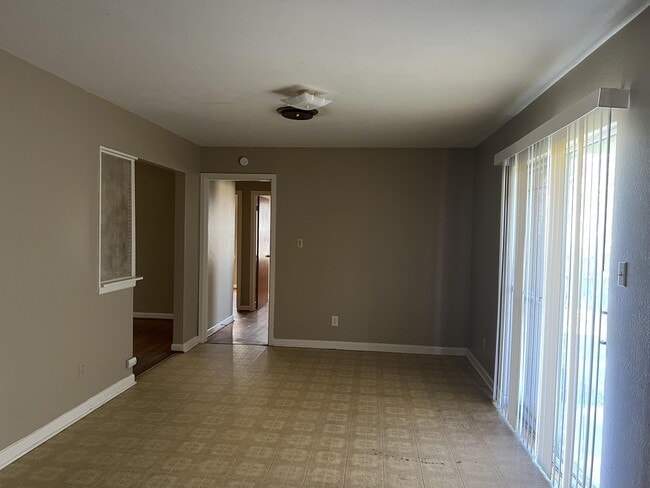 Building Photo - 1105 Pine Dr