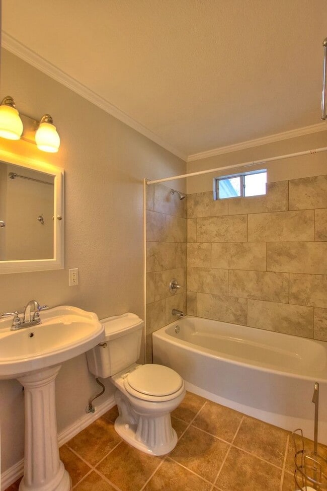 Building Photo - Adorable E. Main Cottage