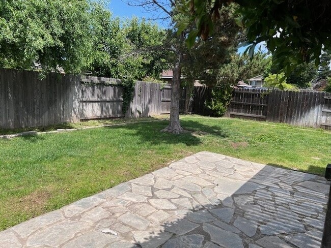 Building Photo - Vineyard home with luxury vinyl plank. Close to schools, shopping and transportation.