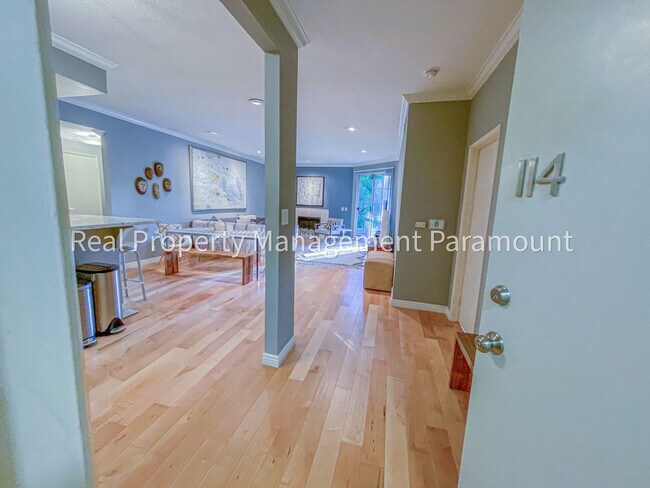 Building Photo - Don't miss out! 2 Bed 2 bath ready to go!