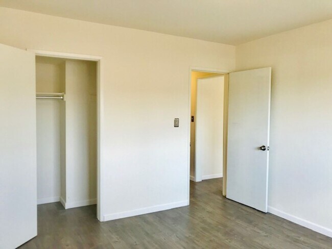 Building Photo - 539 E Hyde Park Pl
