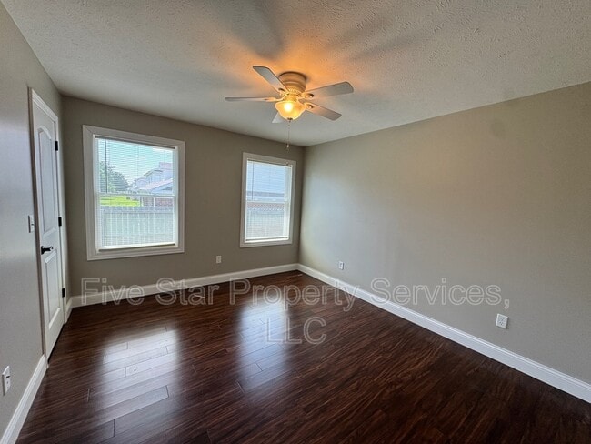 Building Photo - 1203 Hawthorn Ct