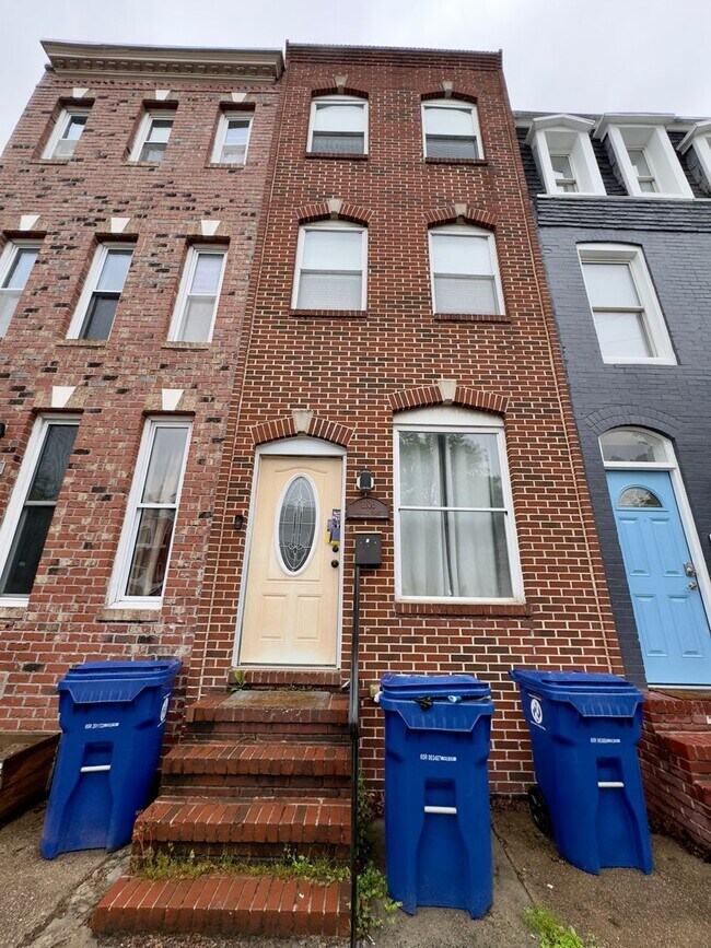 Building Photo - Charming 3-Bedroom Townhome with Modern Am...