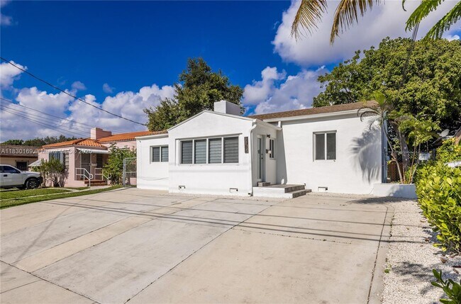 Building Photo - 2729 SW 18th St