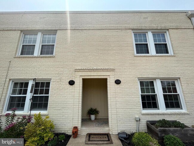 Building Photo - 726 N Oakland St
