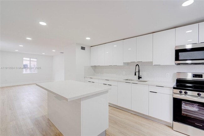 Building Photo - 6044 SW 37th St