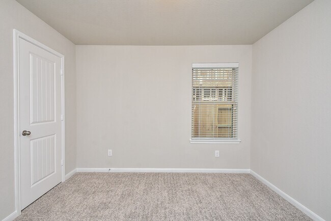 Building Photo - 1427 Central Heights Dr