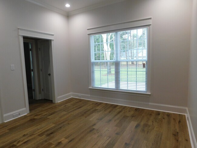 Building Photo - Grove Point Beauty