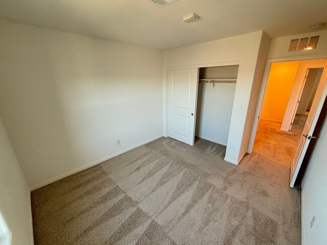 Building Photo - Beautiful 3Bed/3Bath Townhome located in Enterprise/Southern Highlands–Southwest Henderson border...