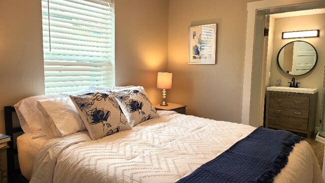 Building Photo - 351 N Main St