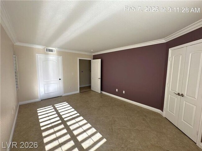Building Photo - FANTASTIC 1ST FLOOR UNIT IN GATED COMMUNITY-NW!!