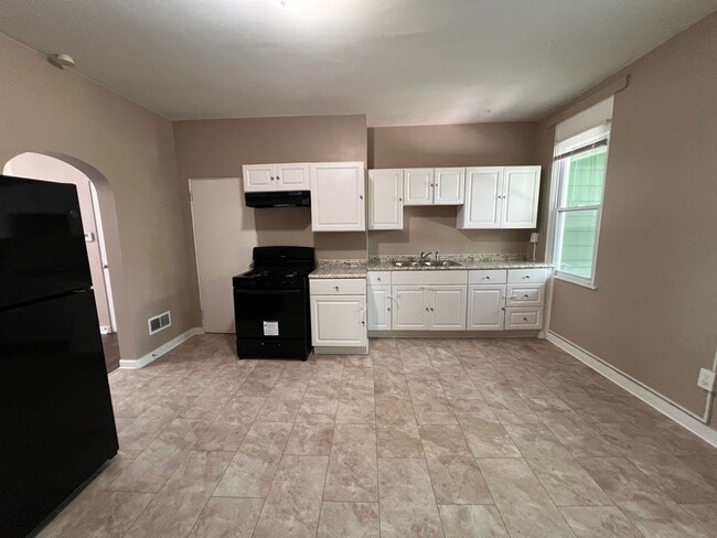 Building Photo - Pittsburgh - 3 Bedroom 1.5 Bathroom - For ...