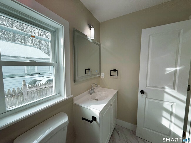 Building Photo - 260 Robin St