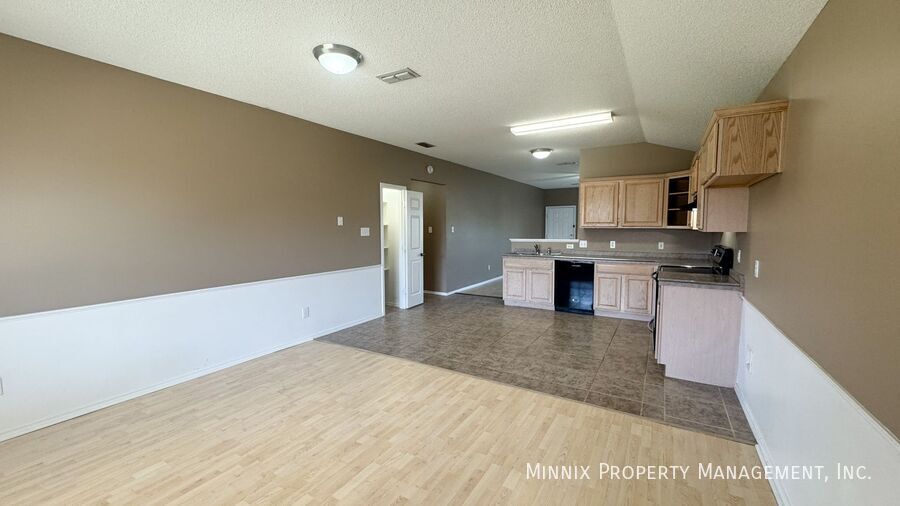 Building Photo - 525 N Iola Ave