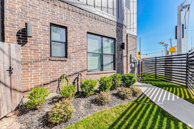 Building Photo - 334 Eastwood St